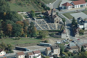 Vue aérienne sur l'église et quelques équipements publics