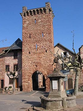 Porte d'entrée principale des anciennes fortifications de Clairvaux, surmontée d'une tour à mâchicoulis (XIVe siècle)