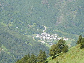 Le village de Tramezaïgues vu depuis le cap de Laubère (2 200 mètres)