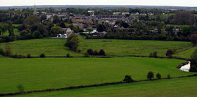 Une vue du bourg et d'une zone des marais où serpente l'Aure.