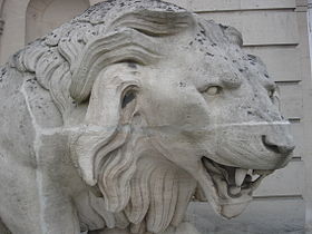 L'un des lions du sculpteur Jules Edouard Valtat devant l'entrée