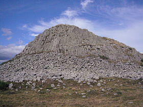 Le truc des Coucuts, point culminant de la commune à 1 286 mètres. Rocher volcanique présentant de belles orgues basaltiques.