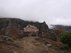 Complexe monastique de Tsitsernavank après restauration.