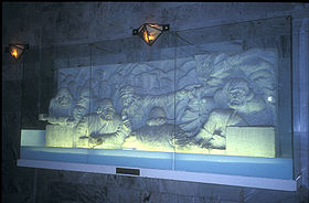 Bas-relief illustrant les histoires populaires de la mythologie perse du Shâh Nâmeh.