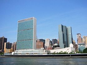 Le siège de l'ONU vu de l'East River.