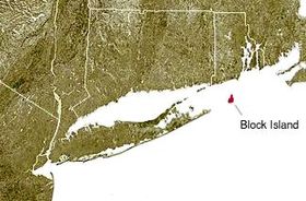 Block Island, en rouge, au large de la côte de l'État de Rhode Island, Long Island est la grande île à l'ouest.