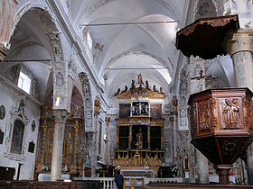 La nef centrale de l'église Saint-Véran