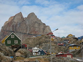 La ville, surplombée par le mont Uummannaq.