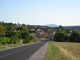 Le village de Vailhauquès vu du Sud.
