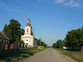 La rue principale de Vatin, avec l'église orthodoxe serbe