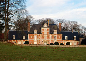 Le château, aperçu depuis la route venant de Mouflers.