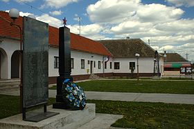 Le centre culturel de Velika Greda, avec le monument en l'honneur des Partisans