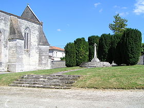 Photographie de la croix hosannière (sur la droite), à côté de l'église Saint-Palais (sur la gauche)