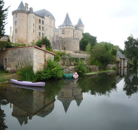 Le château de Verteuil surplombant la Charente