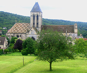 L'église de Vétheuil est couverte d'un toit à motifs polychromes.