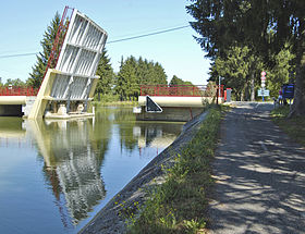 Pont levant sur le Canal de la Marne à la Saône