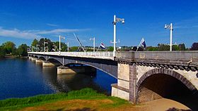 Le pont de Bellerive franchissant la rivière Allier, photographie prise du côté des parcs de Vichy