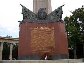 Vienna-Red-Army-Monument-7091.jpg