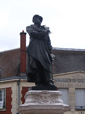 La statue d'Alexandre Dumas, natif de Villers-Cotterêts, installée sur la place centrale de la ville.