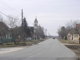 La rue principale de Vilovo, avec l'église orthodoxe