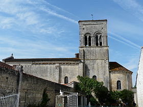 Le côté sud de l'église Saint-Christophe de Vindelle.
