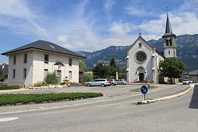 La mairie et l'église de Viviers du Lac