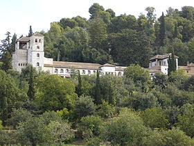 Le Généralife, palais d'été des Nasrides vu depuis l'enceinte de l'Alhambra