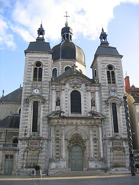 L'église Saint-Pierre, place de l'hôtel de ville.