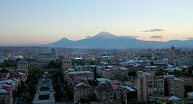 Coucher de soleil sur Erevan, sur fond d'Ararat.