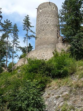Vue d'une des tours cylindriques du premier château de Žebrák et vue de la cour intérieure du deuxième château