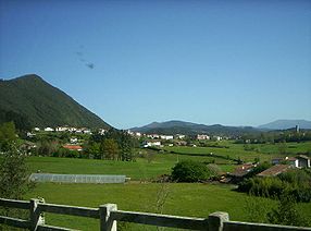 Le village d'Arteaga avec sa tour à droite