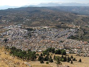 Vue de la vieille ville depuis le château. A l'arrière-plan, les montagnes de l'Arc calcaire central de Malaga.