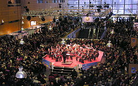 L'orchestre d'harmonie de Paimbœuf joue dans la grande halle de la Cité des congrès.