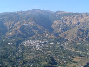 Vue generale d'Órgiva depuis la Sierra Lújar