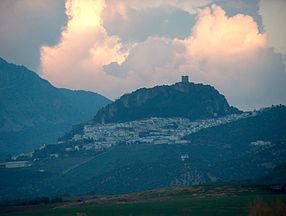 Vue générale de Zahara. Le village, le château nasride et la Sierra de Grazalema.