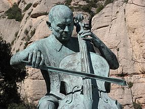 Statue de Pau Casals érigée au pied du Montserrat, en Espagne, à l'occasion du centenaire de sa naissance. Au pied de la statue, on peut lire : « Pau Casals, Centenari Del Seu Naixement, 1876-1976 ».