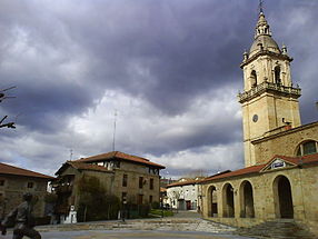 Vue générale de la place et église San Miguel