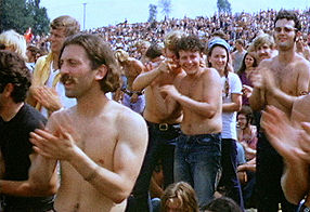 Photo de la foule au premier jour du festival