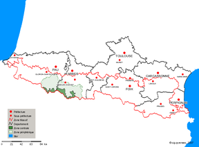 Localisation : en rouge, la zone du massif pyrénéen, en vert foncé, la zone centrale du parc, et en vert hachuré, la zone périphérique.