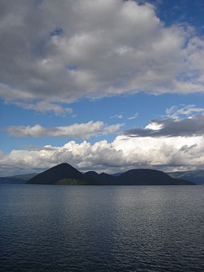 Lac Tōya