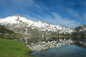 Le Pic de Néouvielle (3 091 m) et le Lac d'Aumar