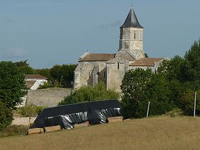 L'église Saint-Martin, sur son promontoire, domine le village