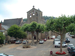 La place d'Aubazine devant l'église