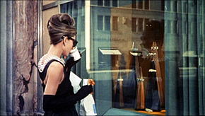 Accéder aux informations sur cette image nommée Audrey Hepburn esmorza al Tiffany's.bmp.jpg.