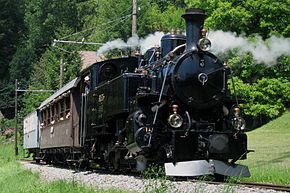 Locomotive à vapeur HG 3/4 3 du chemin de fer Brig–Furka–Disentis en tête d'un train