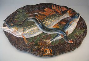plat de poissons par Auguste Chauvigné (1829-1904), Tours. Faïence émaillée, exposée au Musée des arts décoratifs de Paris