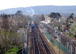 Une rame composée de VB 2N quitte la gare du Gros Noyer - Saint-Prix, en direction de Valmondois.