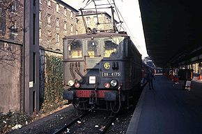  La BB 4775 assurant un service de manœuvres en gare de Paris-Austerlitz derrière un train espagnol de voitures-lits Talgo.