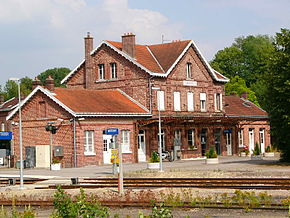 La gare de Montdidier, dont le bâtiment est situé entre les voies d'Ormoy-Villers - Boves et celles, déposées, de Saint-Just-en-Chaussée à Douai