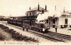 Un train de voyageurs composé de voitures hétéroclites au départ de la gare d'Étretat au début du XXe siècle.
